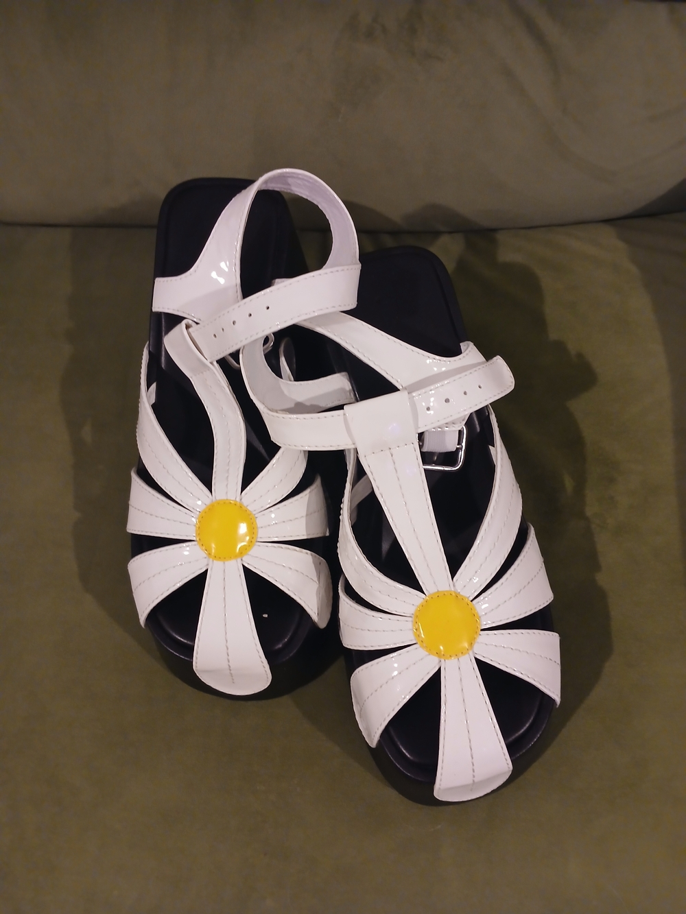 DElias White Daisy Platform Sandals